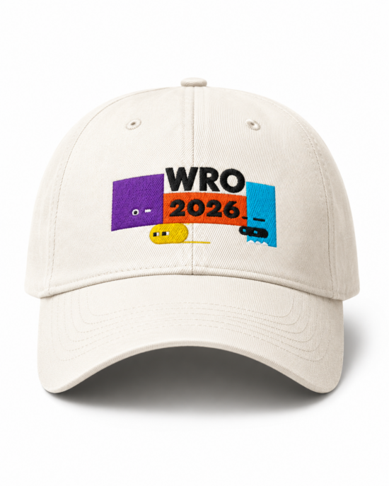 Gorra beige bordada WRO 2026 con robots geométricos, mercancía del Evento Nacional Baja California